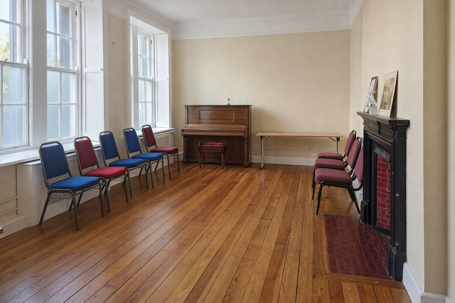 Room 4 with piano